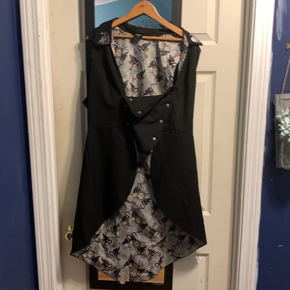 HOt TOPIC NETFLIX STEAMPUNK TUXEDO SWAN VEST 2x plus The School for Good Evil